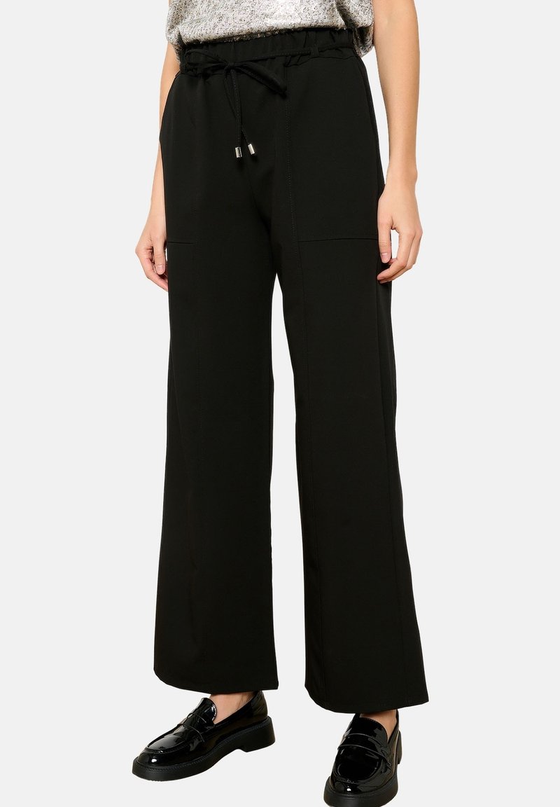 Črne široke hlače iz mehkega materiala, z elastičnim pasom in vrvico ter stranskima žepoma. Oblikovanje z ravnim sprednjim delom.