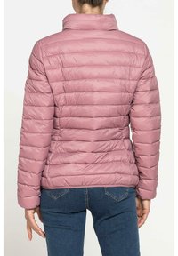 Giacca a vento rosa con sezioni trapuntate orizzontali, colletto alto e maniche lunghe. Il materiale sembra liscio e leggero.