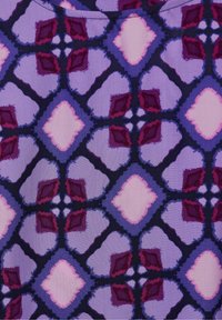 Tessuto viola a motivo geometricamente decorato con diamanti e forme in tonalità di rosa, malva e blu scuro. Texture liscia.