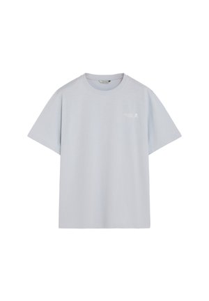 Camiseta de manga corta color gris claro con cuello redondo y pequeño texto blanco "Creative Culture" junto con un gráfico en el lado izquierdo del pecho.