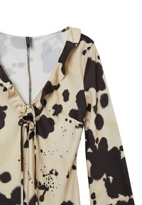 Blusa a maniche lunghe in satin beige con macchie astratte nere e grigie, caratterizzata da un colletto arricciato e dettaglio con lacci regolabili nella parte anteriore.