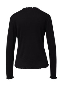 Maglione nero a maniche lunghe con trama a coste, scollo arrotondato e bordi sfrangiati su polsini e orlo. Nessun motivo o accessorio visibile.