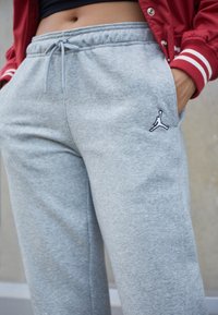Jordan W J FLIGHT FLC PANT CORE - Pantalon de survêtement - dark grey heather/white