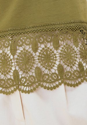 Friends Like These, REGULAR FIT - BORDERIE HEM DETAIL TOP . - Trükipildiga T-särk - olive green