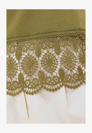 Friends Like These, REGULAR FIT - BORDERIE HEM DETAIL TOP . - Tričko s potlačou - olive green