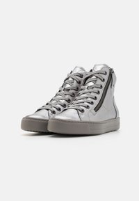 Hohe Sneakers mit einem Obermaterial aus metallic-silbernem Leder, grauer Gummisohle und seitlichem Reißverschluss für einen einfachen Einstieg. Sie verfügen über eine traditionelle Schnürung vorne.