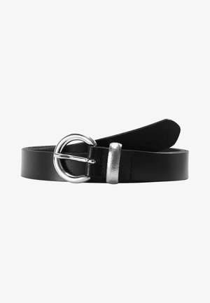 Zwarte leren riem met een afgeronde zilveren metalen gesp en een bijpassende zilveren riemlus, opgerold op een witte achtergrond.