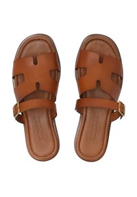 Braune Leder-Sandalen mit ausgeschnittenem Design, einem breiten Riemen, einer verstellbaren Schnalle und einer glatten Textur sowie einem konturierten Fußbett.