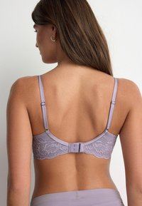 Sutien din dantelă lavandă, cu spate texturat, bretele reglabile și închidere cu cârlig. Designul este accentuat de modele florale delicate.