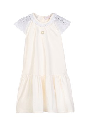 Vestito corto color crema con maniche in pizzo ad occhielli, colletto arricciato e orlo raccolto, con un piccolo logo dorato sul petto.