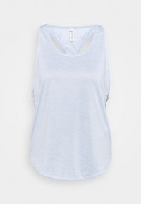 Top deportivo de color azul claro con escote redondo, diseño de espalda al aire y una suave tela texturizada. Dobladillo curvado con aberturas laterales.