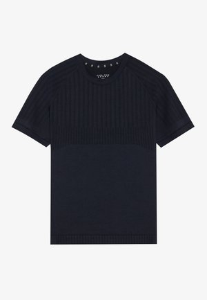 Námornícky modré tričko s krátkym rukávom vyrobené z textúrovanej látky so horizontálnym ryhovaním cez hruď a hladkou dolnou časťou. Okrúhly výstrih.