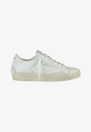 Zapatos deportivos blancos de cuero con puntera redonda, suela plana de goma y cordones redondeados. Presentan logotipos en relieve y ligeras marcas de uso en la suela.