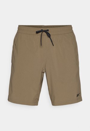 Braune Shorts mit elastischem Bund und schwarzem Kordelzug, mit einem Logo unten rechts. Glatte Textur, knielanges Design.