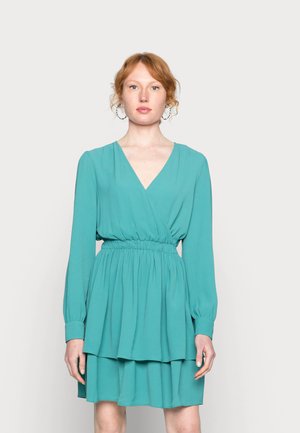 Vestido envolvente teal com mangas longas, cintura elástica e saia em camadas. Tecido suave com uma textura lisa e decote em V.