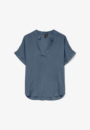 Blouse bleue à manches courtes avec une encolure en V et une coupe décontractée, fabriquée en tissu léger, présentée sur un fond blanc.