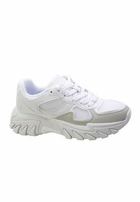 Sneaker bianco con suola chunky, composta da rete e pelle. Presenta un collare imbottito, pannelli testurizzati e un motivo del battistrada distintivo.