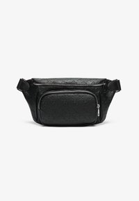 Sac banane noir en cuir texturé avec un motif gaufré, doté d'une poche zippée à l'avant et d'une sangle réglable.