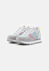 Atletické tenisky s vrchním materiálem z mentolové síťoviny, růžovými detaily, šedou semišovou částí a žlutým poutkem na patě. Silná bílá podrážka s texturovaným dnem.