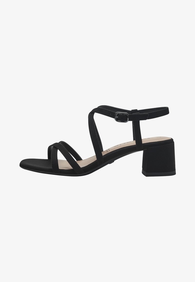 Sandale noire à bout ouvert avec trois brides à l’avant, bride à la cheville avec boucle et petit talon carré sur fond blanc.