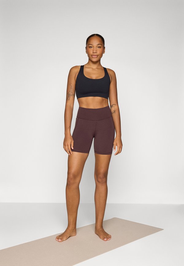 ULTIMATE YOGA SHORT - Leggings2