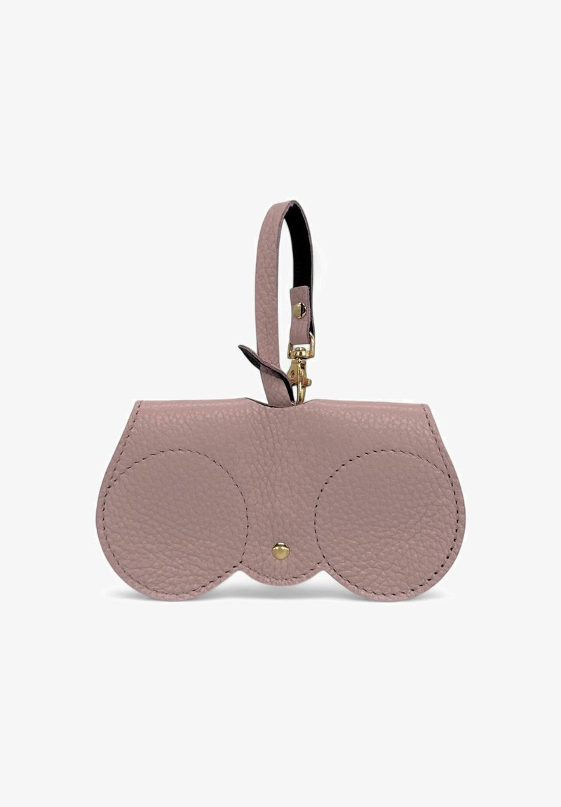 Portefeuille en cuir rose pastel avec des bords arrondis, doté de deux poches circulaires et de ferrures dorées. Sangle réglable pour un transport facile.