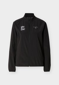 Μαύρο εξ ολοκλήρου φερμουάρ αθλητικό μπουφάν με λευκά λογότυπα "WORLD SERIES OF FITNESS RACING" και "HYROX", ελαστικές μανσέτες και ψηλό γιακά σε απλό φόντο.