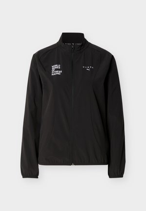 Zwarte fitnessjas met volle ritssluiting, witte "WORLD SERIES OF FITNESS RACING" en "HYROX" logo's, elastische manchetten en hoge kraag, op een effen achtergrond.