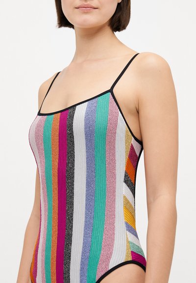 Maillot de bain rayé multicolore avec de fines bretelles noires. Présente un tissu texturé avec des rayures verticales dans des tons de rose, vert, bleu et orange.