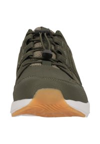 Grön sportskor med en texturerad ovandel, elastiska snören, dragkedjeslutning och en vit mellansula. Yttersulan har ett flexibelt mönster.