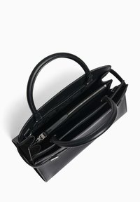 Borsa a mano nera in pelle con due manici, più scomparti e una tasca con zip. Texture liscia con un design elegante.