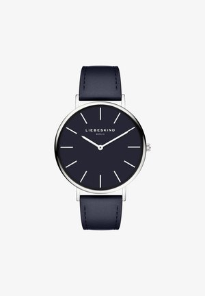 Rund ur med en marineblå læderrem og et sølvfarvet rustfrit stålhus. Den mørke urskive har hvide timeindikatorer og visere.