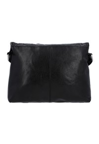 Bolso de mano negro de cuero con una textura suave, forma rectangular, cierre superior con cremallera y correa para el hombro ajustable. Diseño minimalista sin hardware visible.