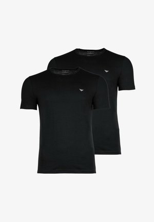 Twee eenvoudige zwarte T-shirts met korte mouwen en ronde hals, met een klein wit logo op de linkerkant van de borst, gepresenteerd op een witte achtergrond.