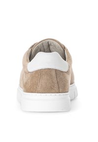 Tan suede sneaker met een witte rubberen zool, een afgeronde vorm en een gewatteerde tong. Beschikt over een witte hielstuk voor extra detail.