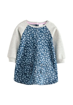 Vestito in denim con maniche lunghe grigie, caratterizzato da una stampa leopardata blu, due tasche frontali e un collo rotondo con una fodera rosa.