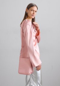 Stine Goya FLAT TOTE - Taška s příčným popruhem - rose tan