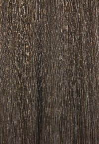 Tela metálica con rayas verticales en tonos dorado, plateado y negro; presenta una superficie texturizada y brillante.