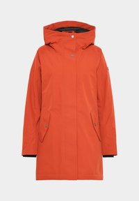 Oranssi vedenpitävä parka hupulla, kahdella sivutaskulla ja napilla suljettavalla etuosalla. Ominaisuuksiin kuuluvat puhtaat linjat ja sileä, teksturoitu pinta.