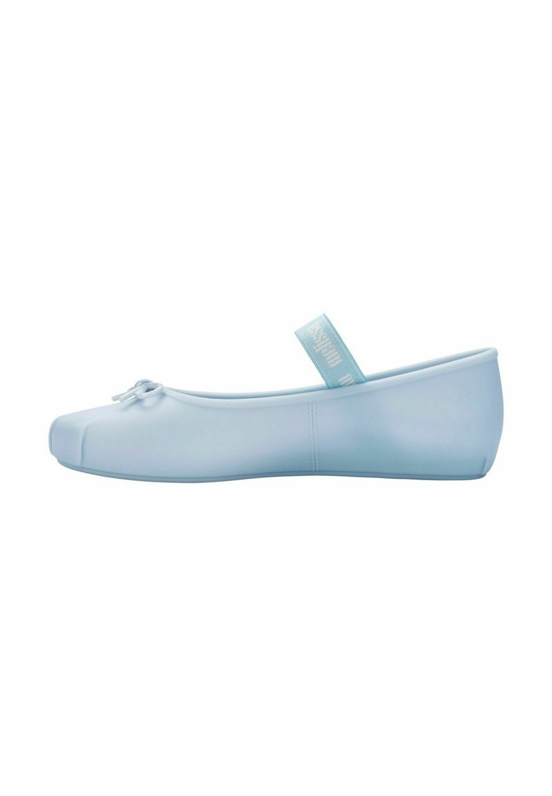 Bailarina de color azul claro con punta redonda, correa para un ajuste seguro y un detalle de lazo texturizado en la parte frontal. Superficie suave y material flexible.