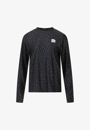Chemise à manches longues noire avec un imprimé léopard texturé, présentant un col arrondi et une petite étiquette logo à l'avant. Tissu doux.