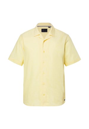 Chemise jaune clair à manches courtes avec boutons et col de style camp, avec une petite étiquette de marque près de l'ourlet inférieur.
