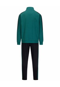 Completo sportivo composto da una felpa teal con colletto alto e righe laterali nere, abbinato a pantaloni neri con accenti teal. Tessuto morbido.