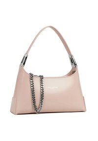 Borsa a mano in pelle rosa con una forma strutturata, dettagli in argento e tracolla con catena decorativa. Presenta un logo sulla parte anteriore. Texture liscia.