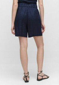 Sotut tummansinisestä pellavasekoitteesta, joissa on rento istuvuus, joustava vyötärö ja taskut. Materiaalissa on raikas tekstuuri ja hienostuneet muotoiluyksityiskohdat.