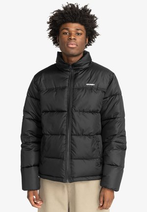 Chaqueta de plumas negra con cierre frontal de cremallera, cuello alto y puños elásticos. Cuenta con acolchado cosido y un pequeño logo en el pecho.