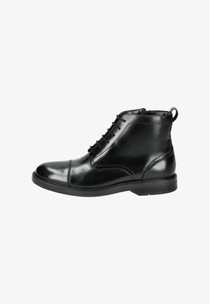 Stivaletti neri in pelle hanno un design con lacci, punta rotonda e una superficie liscia. Presentano un tassello sul retro e una suola piatta.