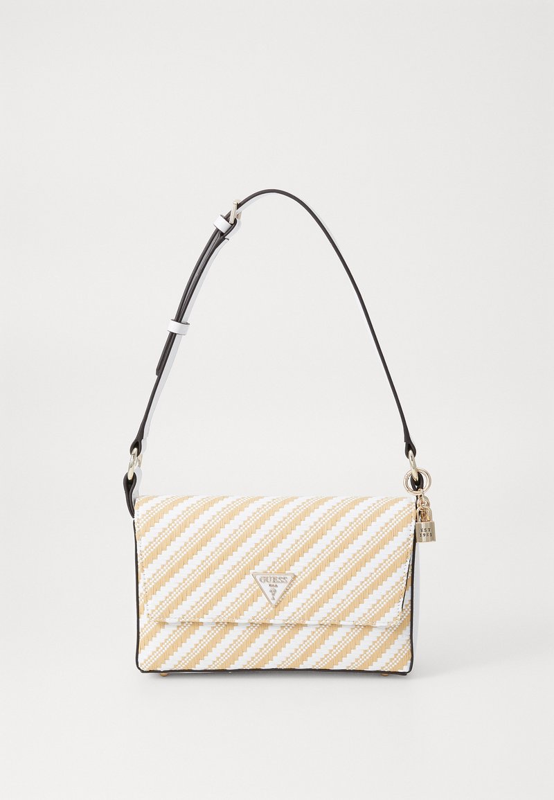 Sac bandoulière avec un motif rayé diagonal jaune et blanc, des accents en cuir, une sangle noire et des accessoires en métal argenté.