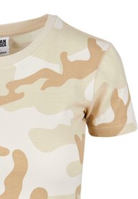 Beige kamuflasje t-skjorte med rund hals, korte ermer, og et mykt bomullsstoff med varierende nyanser av beige og hvite mønstre.