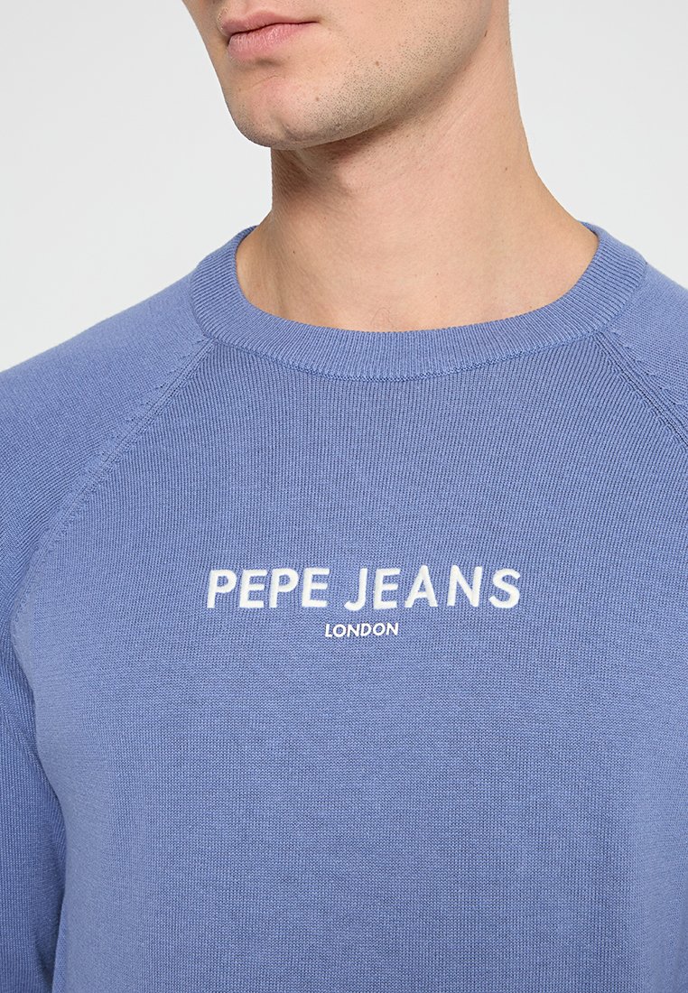 Niebieska bawełniana bluza z okrągłym dekoltem i rękawami raglanowymi, z haftem "PEPE JEANS LONDON" w kolorze białym na klatce piersiowej.